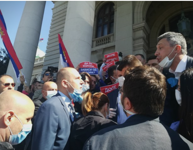 Инцидент пред српското собрание: Протест на Двери и напади врз министри и пратеници