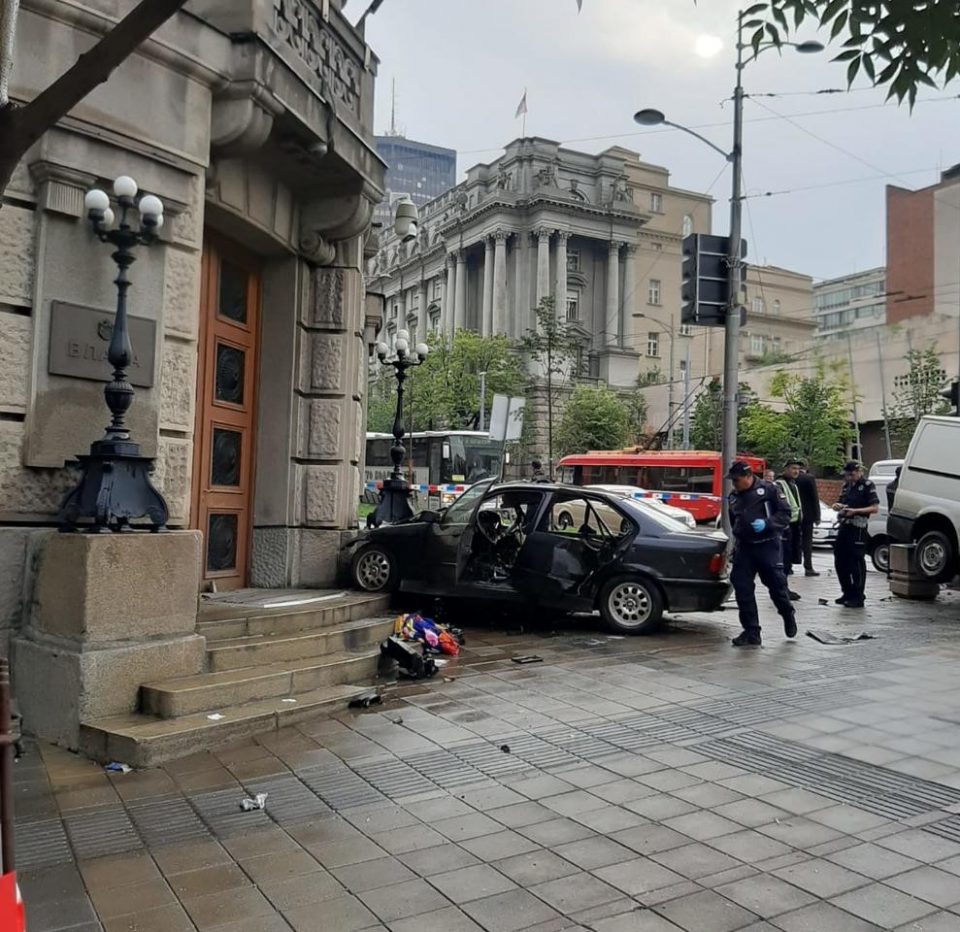 Возач на „БМВ“ предизвика тешка сообраќајна несреќа, па со возилото се заби во зградата на зградата на Владата на Србија