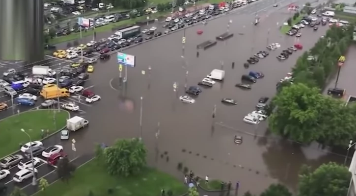 Страшно невреме во Москва, автомобили пливаат по улиците