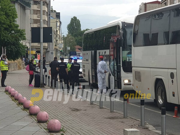 Додека го спроведувале во државен карантин, го искршил телевизорот во автобусот