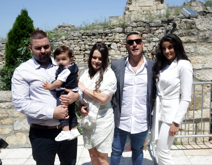 Доцнеа час и половина иако стигнаа во „порше“ – Дарко и Марина го крстија синот