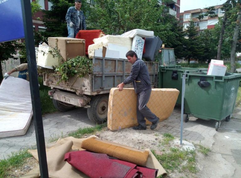 Охрид преплавен со смет у шут, викендашите си ги исчистија становите