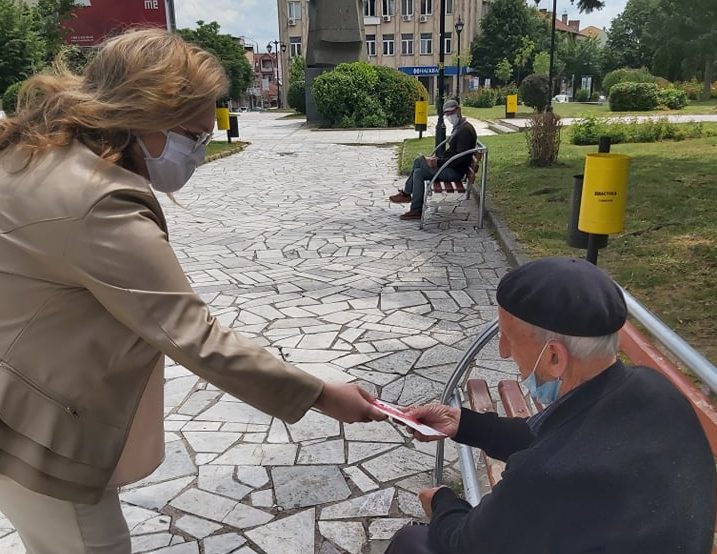 Самоизолација и за Славјанка Петровска, и таа делеше флаери низ Куманово