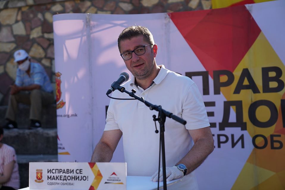 ВО ЖИВО: Мицкоски на средби со граѓаните во Тетово