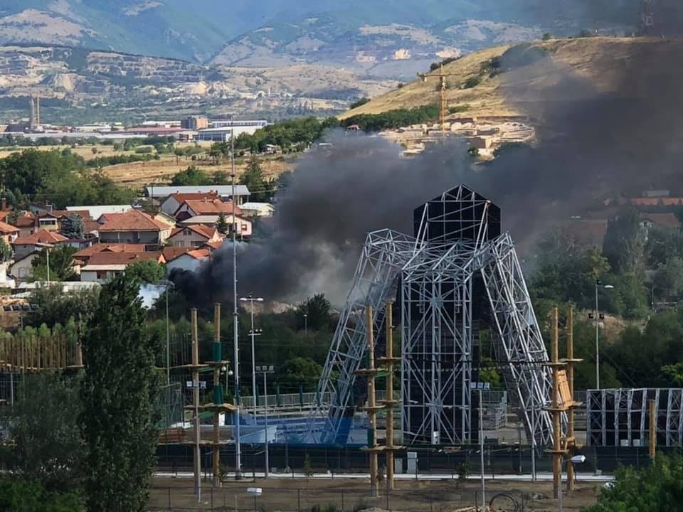 Се гори ѓубре, густ чад се шири во Карпош