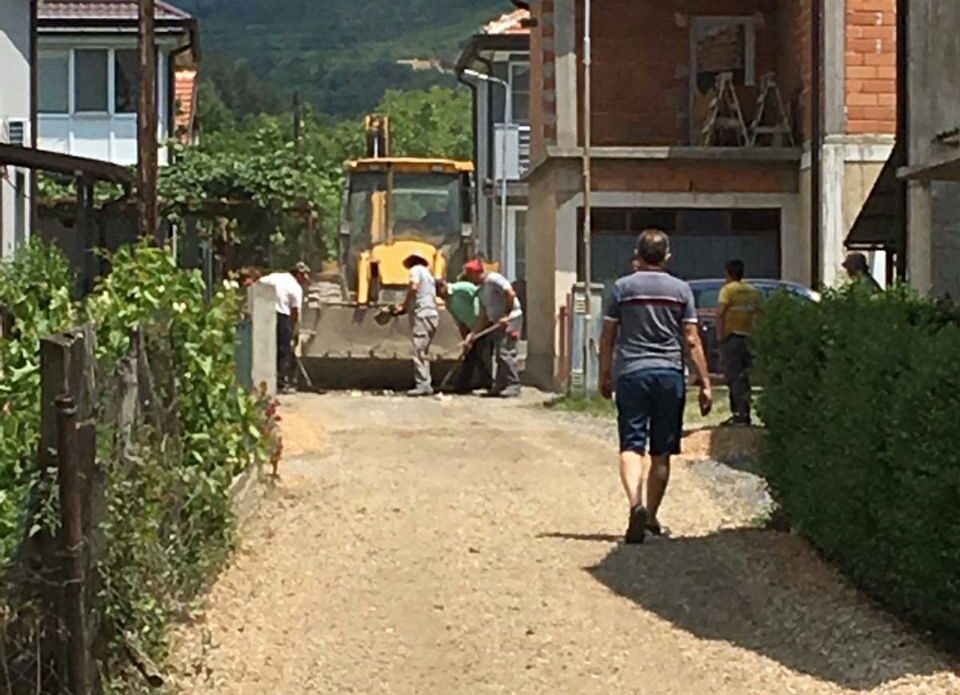 Во изборен молк, во Лескоец за глас повеќе се тампонираат и поплочуваат сокачиња