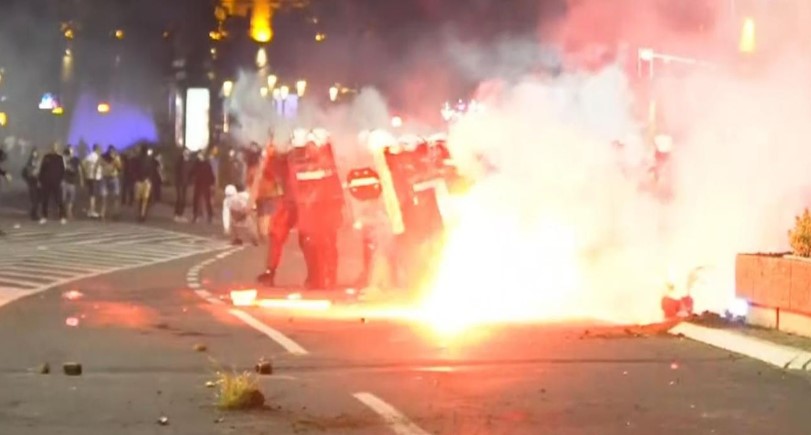 Полицијата тепа демонстранти седнати на клупа: Најжестоките моменти од протестите во Белград