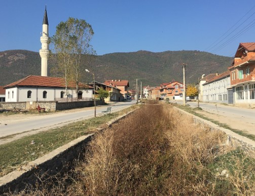 Во прилепско Дебреште: Во дворот му фрлиле шише со запалива течност