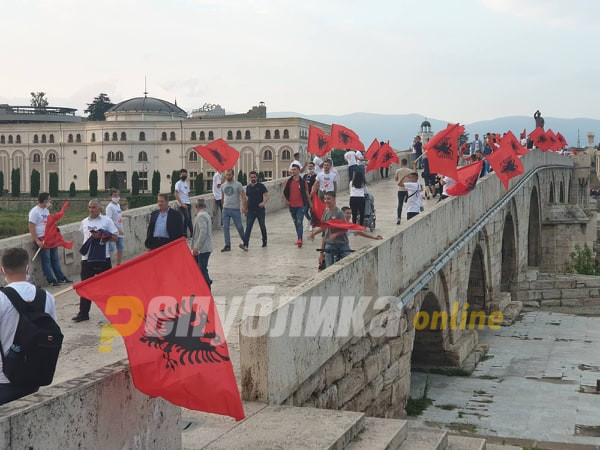 Албански знамиња го освоија Скопје, пред Влада врие за митингот на Села и Гаши