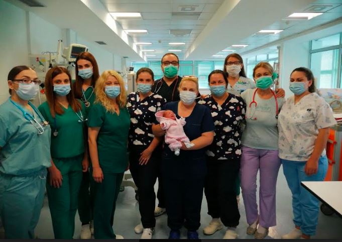 Бебето родено со 690 грама по три месеци заминува од ГАК