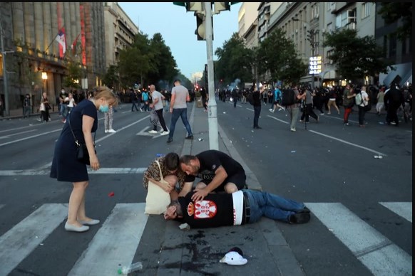 Повредени 19 полицајци и 17 демонстранти по вчерашните протести во Белград