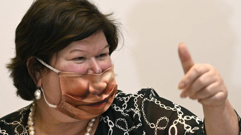 Маската на министерката е вистински хит