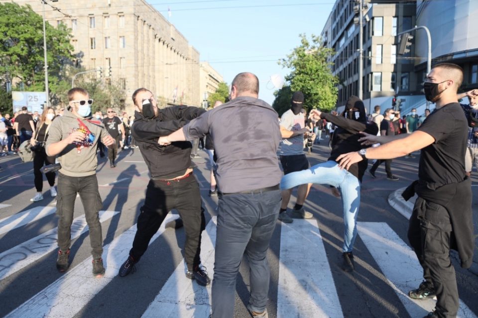 Крваво попладне пред Собранието: Неред во центарот на Белград, ги напаѓаат полицајците