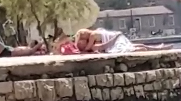 „Зарем моравте на плажа, полна е со деца“ им порачаа на двојката што се сексаше пред сите