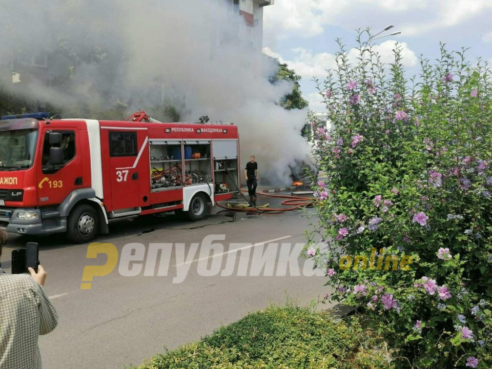 Автомобил се запали во центарот на Скопје