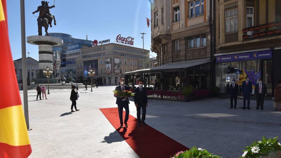 Мисајловски и Муцунски положија цвеќе пред споменикот на Ченто