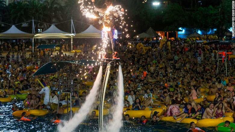 Вухан се врати во живот: Младите поитаа во аква-парк, без маски и останати мерки