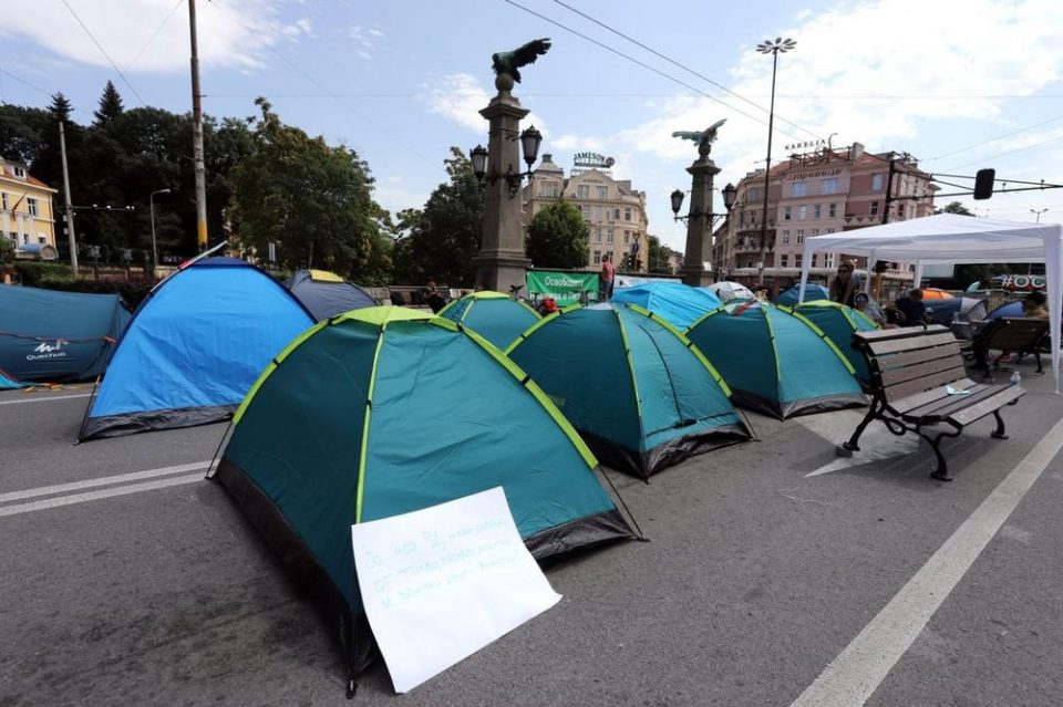 Шатори во Софија: Антивладините протести во Бугарија не се смируваат