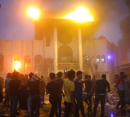 Откако беа убиени двајца опозиционери: Вака гореше Парламентот во Басра