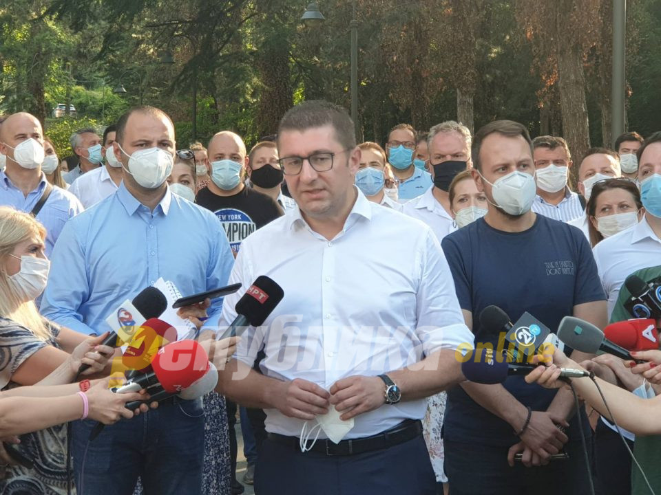 ВО ЖИВО: Изјава на Мицкоски по средбата со Пендаровски