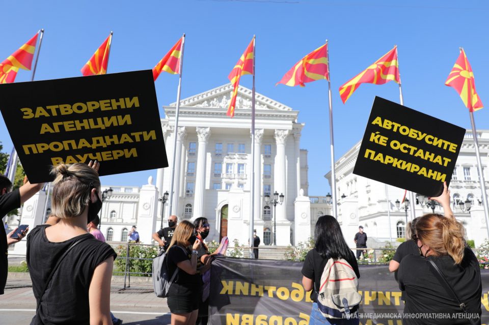 Ајде Влада на сите патници кои уплатија летување во септември да им објасните дека ќе треба да платат уште 45 евра во Грција за да се вратат дома со ПЦР тест