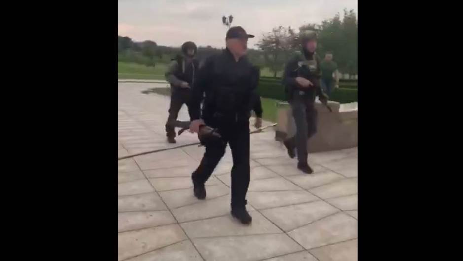 Калашников во рака и панцир: Лукашенко наоружан слета во резиденцијата во Минск