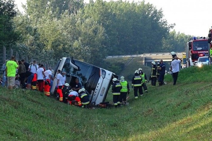 Автобус излетал од патот, најмалку еден загинат, а дете се бори за живот во Унгарија