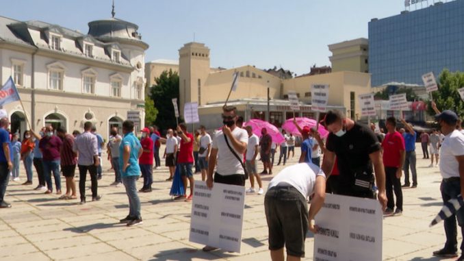 Сопствениците на базени во Косово ќе ја блокираат границата со Албанија ако не им се дозволи да работат