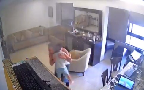 Татковска љувов: За да го спаси синот се кријат под работната маса во кујната