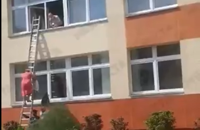 Изборна кражба во Белорусија: Жена се симнува од избирачко место со вреќа со гласачки ливчиња