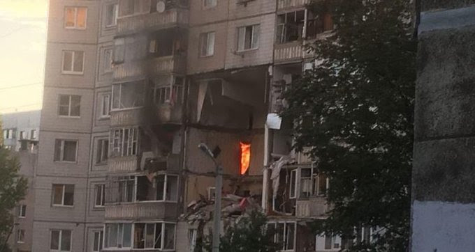 Силна експлозија во станбена зграда: Еден загинат, четворица се борат за живот