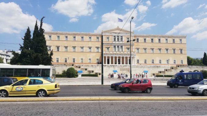 Двајца починати и 77 нови случаи на Ковид-19 во Грција