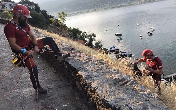 Планинската спасителна служба го исчисти ѓубрето од тешко пристапните места кај Канео
