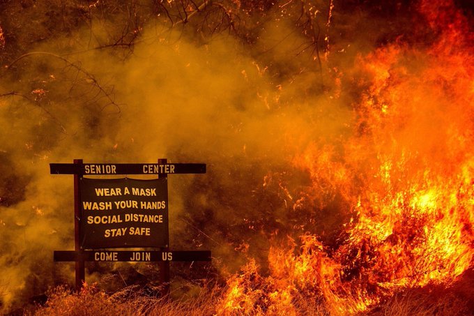 Пет загинати и десетици илјади евакуирани поради пожарите во Калифорнија