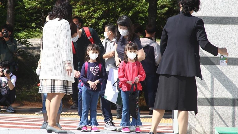 Јужна Кореја ги затвори училиштата во Сеул поради коронавирусот
