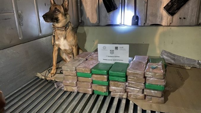 Со помош на куче трагач и рендген во Грција откриени 70 килограми кокаин