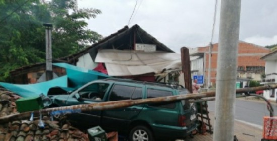 Возило излета од патот и заврши на покривот од воденица