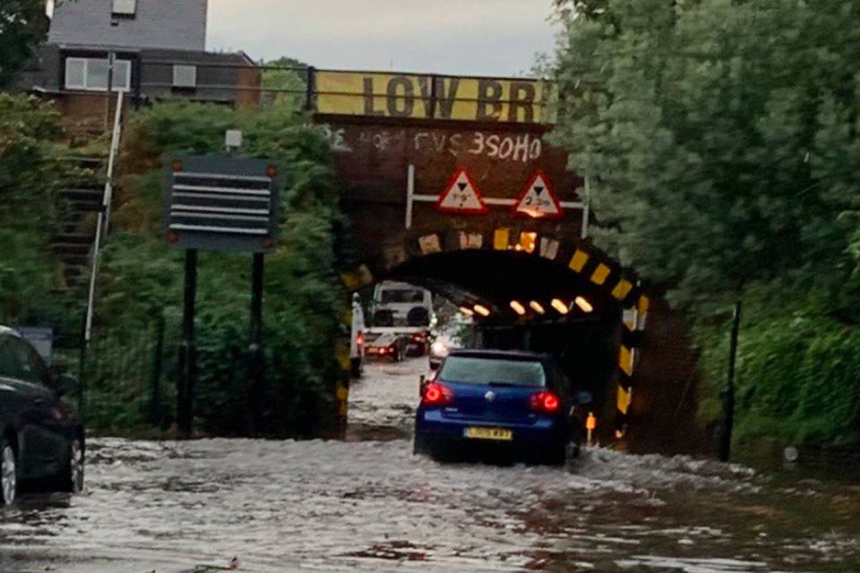 Бурата Френсис го поплави Лондон
