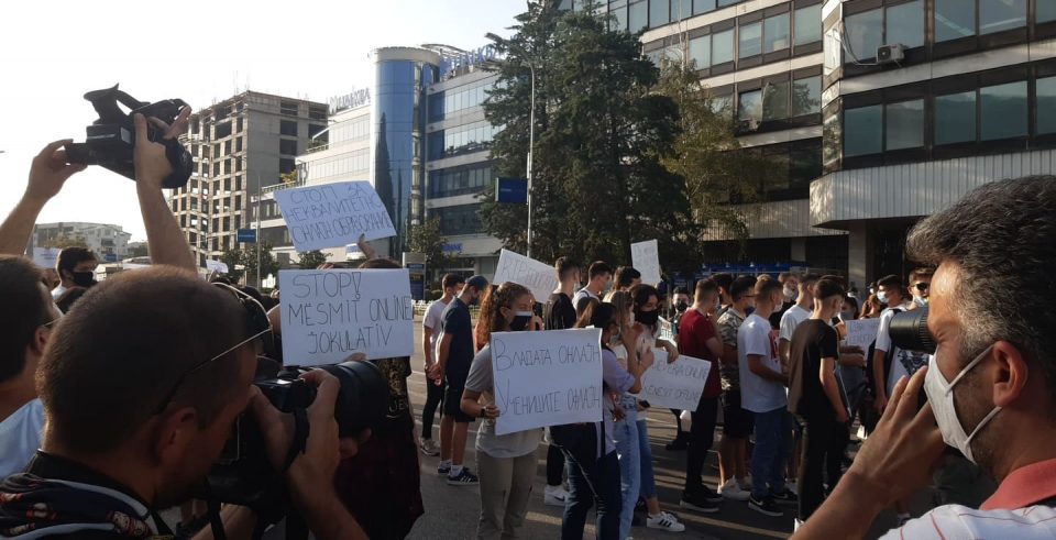 Во живо: Почна протестот на средношколците
