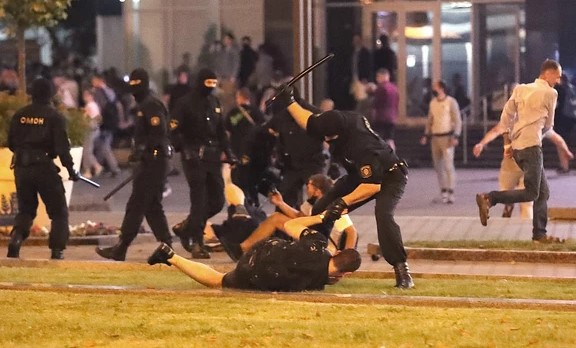 Белоруските власти почнаа да ги ослободуваат приведените демонстранти: Тие се жалат дека во затвор биле тепани од полицијата