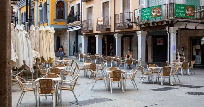 Шпанија става во карантин 32.000 луѓе