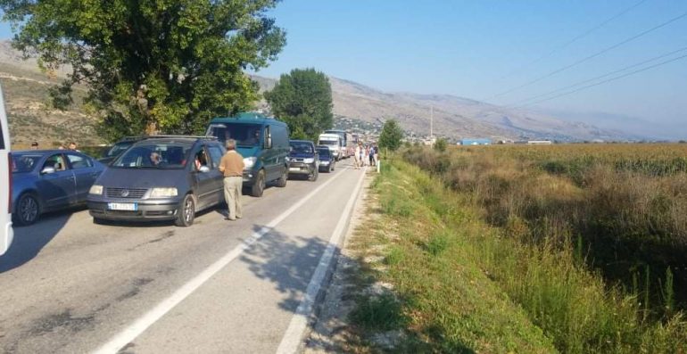 Хаос на албанско – грчката граница, колони од возила 20 километри