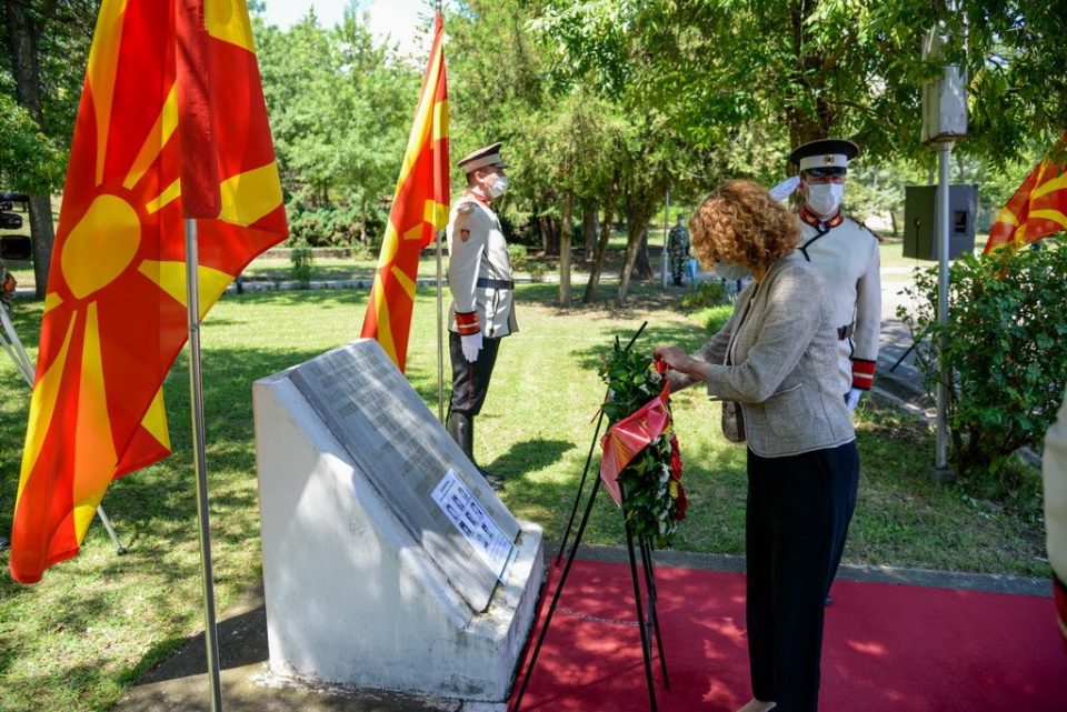 Откако ја искараа: Шекеринска положи цвеќе за загинатите кај Љуботенски бачила