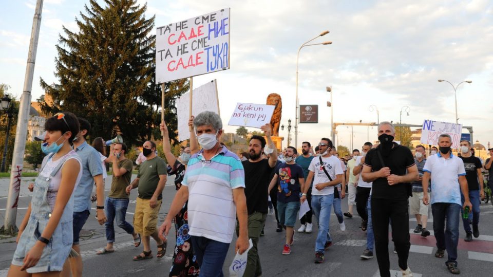 Граѓаните протестираат, енергетските компании молчат, домашните буџети се тенчат од поскапување на струјата