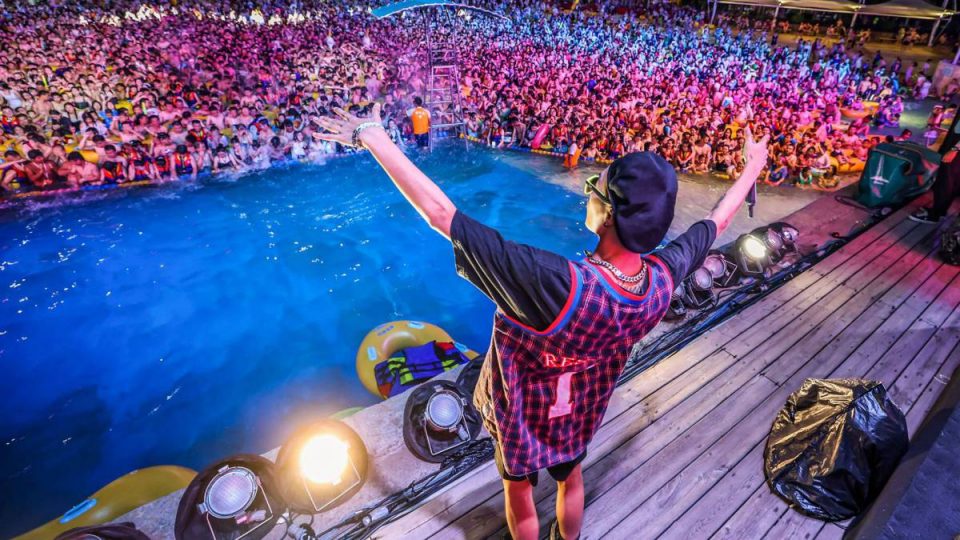 Вухан ја надмина пандемијата: Масовни забави го слават крајот на карантинот