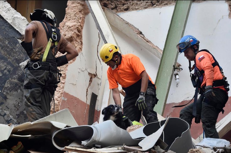 Неверојатно: Под урнатините во Бејрут има преживеани