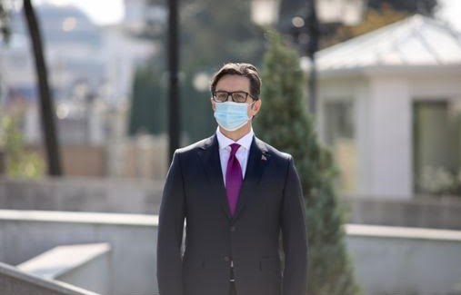 Шефот на државата сака прв да се вакцинира против ковид-19