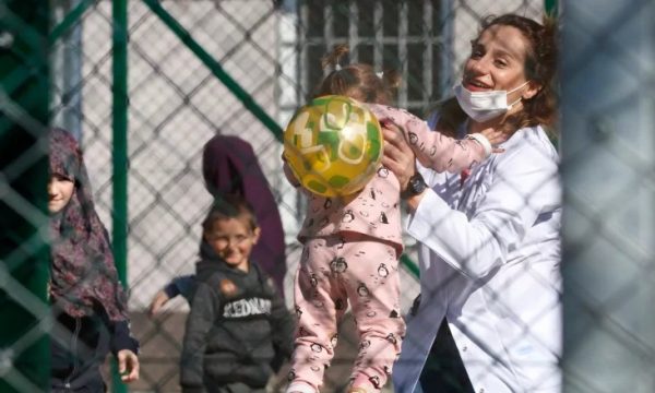 Родители од Албанија си ги носат децата во Италија и ги напуштаат