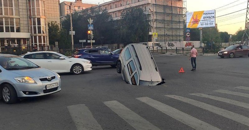 Автомобил проголтан од кратер во асфалтот