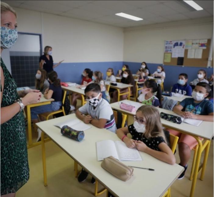 Во Франција се затворени 3.299 паралелки поради Ковид-19, иако епидемијата слабее